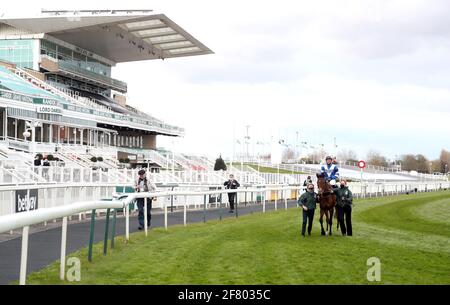 Jockey Megan Nicholls feiert den Gewinn des Weatherbys nhstallions.co.uk Standard Open National Hunt Flat Race auf Knappers Hill während des Grand National Day des Randox Health Grand National Festivals 2021 auf der Aintree Racecourse, Liverpool. Bilddatum: Samstag, 10. April 2021. Stockfoto