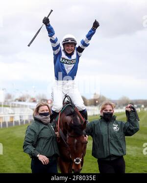 Jockey Megan Nicholls feiert den Gewinn des Weatherbys nhstallions.co.uk Standard Open National Hunt Flat Race auf Knappers Hill während des Grand National Day des Randox Health Grand National Festivals 2021 auf der Aintree Racecourse, Liverpool. Bilddatum: Samstag, 10. April 2021. Stockfoto