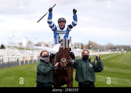 Jockey Megan Nicholls feiert den Gewinn des Weatherbys nhstallions.co.uk Standard Open National Hunt Flat Race auf Knappers Hill während des Grand National Day des Randox Health Grand National Festivals 2021 auf der Aintree Racecourse, Liverpool. Bilddatum: Samstag, 10. April 2021. Stockfoto