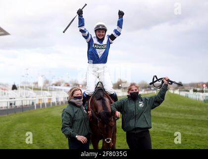 Jockey Megan Nicholls feiert den Gewinn des Weatherbys nhstallions.co.uk Standard Open National Hunt Flat Race auf Knappers Hill während des Grand National Day des Randox Health Grand National Festivals 2021 auf der Aintree Racecourse, Liverpool. Bilddatum: Samstag, 10. April 2021. Stockfoto