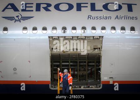 Moskau, Russland. April 2021. Ein Mitarbeiter inspiziert den Frachtraum einer Boeing-777-Maschine während der Eröffnung des A-Technics-Technikzentrums am Flughafen Moskau-Sheremetyevo. (Foto von Leonid Faerberg/SOPA Images/Sipa USA) Quelle: SIPA USA/Alamy Live News Stockfoto