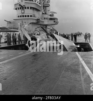 Das Grumman TBM-3S2 Avenger-U-Boot-Flugzeug mit Navy Airline Service (1954-1959) (MLD) mit gefalteten Flügeln auf dem Luftdeck Flugzeuglift HR.MS Flugzeugdeck. Karel Doorman (R 81, ex-ehrwürdiger), 1958. Stockfoto