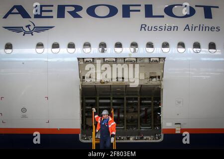 Moskau, Russland. April 2021. Ein Mitarbeiter inspiziert den Frachtraum einer Boeing-777-Maschine während der Eröffnung des A-Technics-Technikzentrums am Flughafen Moskau-Sheremetyevo. Kredit: SOPA Images Limited/Alamy Live Nachrichten Stockfoto