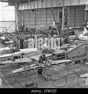 Montagehalle für Flugzeuge und Flugzeugteile im Flugzeugwerk Aviolaland um 1950. Verschiedene Flugzeuge für den Marine Air Shipping Service (MLD) und die Royal Air Force (KLU) (Co-Part) wurden von Aviolanda gebaut. Stockfoto