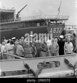 Während des Veterans Day Koninklijke Marine 1990 wurden Veteranen auf der Marinesleepoot Rotte (A 877, 1987) eine Kreuzfahrt durch den Marinehaven van den Helder angeboten. Im Hintergrund das Versorgungsschiff HR.Ms. Zuiderkruis (1975-2012). Stockfoto