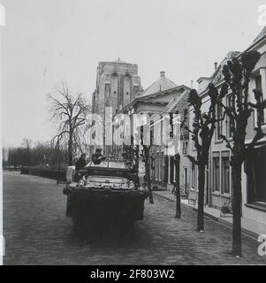 Wassershorts-Katastrophe 1953. Niederländische und amerikanische Soldaten in DUKW's (amphibisches Fahrzeug) der US-Armee in der Poststraße. Im Hintergrund die neue Kirche und der Sint-Lievenmonstoren (dicker Turm). Stockfoto