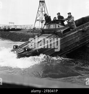Wassershorts-Katastrophe 1953. Niederländische und amerikanische Soldaten in DUKW's (amphibisches Fahrzeug) der US-Armee gehen im Fährhafen Zijpe zu Wasser und begeben sich auf den Weg zum Fährhafen der Anna Jacobapolder (Sluis). Stockfoto