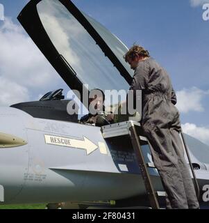 Captain-Kite W.J. Sneek tritt in eine General Dynamics F-16A ein. Stockfoto