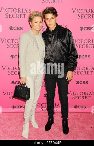 Pink Carpet kommt für die Victoria's Secret Fashion Show 2015 an Stockfoto