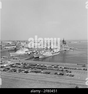 Einfahrt und Verankerung von Schiffen der Standing Naval Force Atlantic (StanavForlant) am 23. Juni 1989 in Den Helder, mit der deutschen Fregatte FGS Rheinland-Pfalz (F 209, 1983) auf dieser Seite des Anlegers von links nach rechts, dem portugiesischen Fregatte NRP Kommandeur Roberto Ivens (F 482, 1968) Und die amerikanische Zerstörerin USS Preble (DDG 46, 1960). Auf der anderen Seite des Anlegestege v.l.n.r. Die kanadische Frigate HMCS Saguenay (DDH 206, 1956, nur um links zu sehen) und die niederländische S-Frigate HR Bloys aus Treslong (F 824, 1982-2003). Stockfoto
