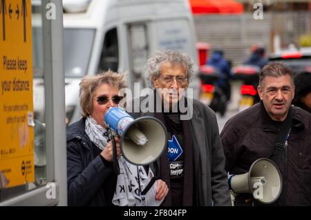 RICHMOND, LONDON, ENGLAND- 10. April 2021: Piers Corbyn, ein Kandidat des Londoner Bürgermeisterrennens 2021, der im Rahmen seiner WAHLKAMPAGNE in Richmond an der Spitze des britischen BÜRGERMEISTERREGATTA teilnahm Stockfoto