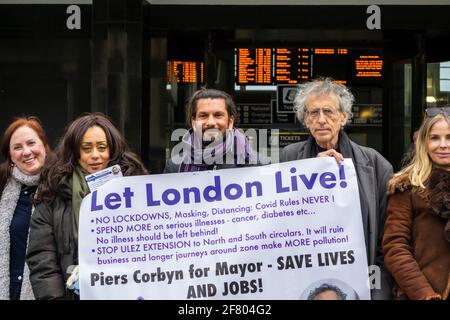 RICHMOND, LONDON, ENGLAND- 10. April 2021: Piers Corbyn, ein Kandidat des Londoner Bürgermeisterrennens 2021, der im Rahmen seiner WAHLKAMPAGNE in Richmond an der Spitze des britischen BÜRGERMEISTERREGATTA teilnahm Stockfoto