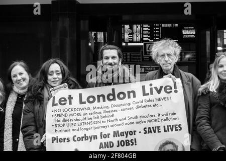 RICHMOND, LONDON, ENGLAND- 10. April 2021: Piers Corbyn, ein Kandidat des Londoner Bürgermeisterrennens 2021, der im Rahmen seiner WAHLKAMPAGNE in Richmond an der Spitze des britischen BÜRGERMEISTERREGATTA teilnahm Stockfoto
