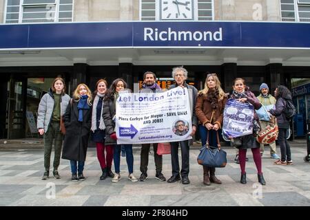 RICHMOND, LONDON, ENGLAND- 10. April 2021: Piers Corbyn, ein Kandidat des Londoner Bürgermeisterrennens 2021, der im Rahmen seiner WAHLKAMPAGNE in Richmond an der Spitze des britischen BÜRGERMEISTERREGATTA teilnahm Stockfoto