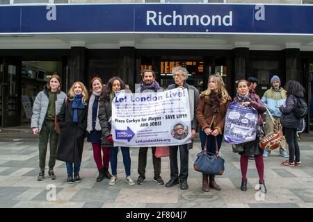 RICHMOND, LONDON, ENGLAND- 10. April 2021: Piers Corbyn, ein Kandidat des Londoner Bürgermeisterrennens 2021, der im Rahmen seiner WAHLKAMPAGNE in Richmond an der Spitze des britischen BÜRGERMEISTERREGATTA teilnahm Stockfoto