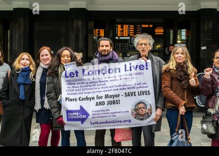 RICHMOND, LONDON, ENGLAND- 10. April 2021: Piers Corbyn kämpft vor dem Bahnhof Richmond, zusammen mit Sylvia Da Barca (Südwestkandidatin) als Teil Stockfoto