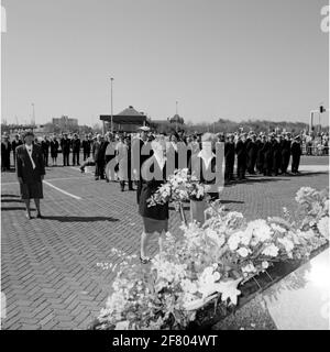 Gedenken an den Tod mit Kränzen auf dem Marinemonument am Havenplein in Den Helder im Mai 1990. Stockfoto