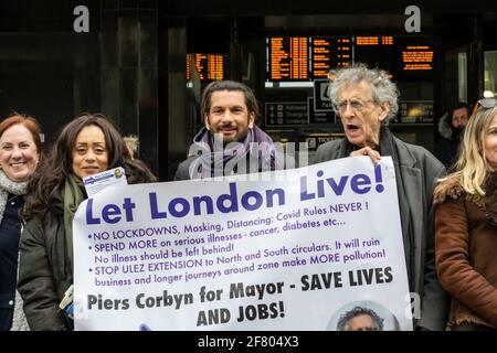 RICHMOND, LONDON, ENGLAND- 10. April 2021: Piers Corbyn kämpft vor dem Bahnhof Richmond, zusammen mit Sylvia Da Barca (Südwestkandidatin) als Teil Stockfoto