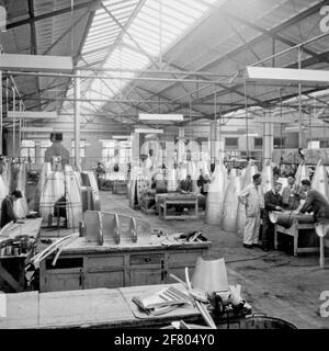 Eine Montagehalle des Flugzeugwerks Aviolaland in Papendrecht um 1950, in der verschiedene Flugzeuge für den Marine Air Shipping Service (MLD) und die Royal Netherlands Air Force (KLU) (in einem Teil) gebaut und gewartet wurden. Stockfoto