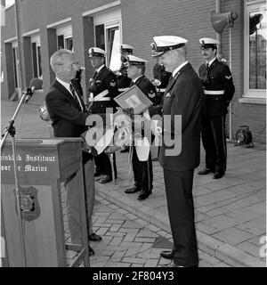 Übergabe eines Memento an den Flaggenoffizier, der für Offiziere (vokim) Kommandant c.j. verantwortlich ist Van der Werf (1939, zweiter von rechts) anlässlich der Eröffnung des neuen Schulgebäudes Enys House des Royal Institute for the Marine (KIM) im März 1990. Im Enys House, O.M. Der Kalkulationsdienst (RTD) ist untergebracht. Enys bezieht sich auf ein Anwesen in der englischen Stadt Penryn (Cornwall), in dem das Ausbildungsinstitut für Adelborsten während des Zweiten Weltkriegs gegründet wurde Stockfoto