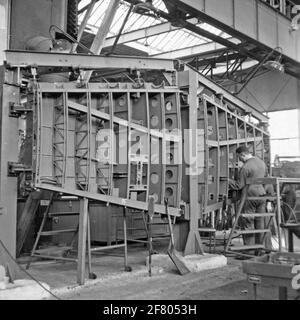 Eine Montagehalle des Flugzeugwerks Aviolaland in Papendrecht um 1950, in der verschiedene Flugzeuge für den Marine Air Shipping Service (MLD) und die Royal Netherlands Air Force (KLU) (in einem Teil) gebaut und gewartet wurden. Stockfoto