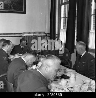 Z.K.H. Prinz Bernhard besucht in seiner Position als Generalinspekteur der Königlichen Niederländischen Luftwaffe das Kommando der Luftstreitkräfte in Nijmegen. Stockfoto