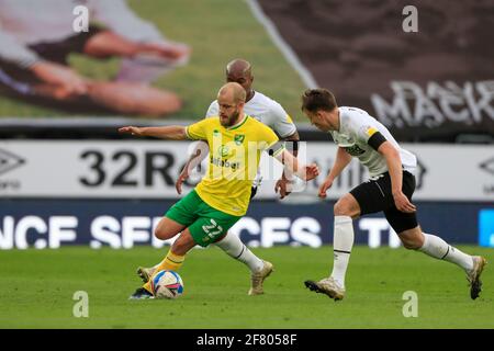 Derby, Großbritannien. April 2021. Teemu Pukki #22 von Norwich City kontrolliert den Ball in Derby, UK am 4/10/2021. (Foto von Conor Molloy/News Images/Sipa USA) Quelle: SIPA USA/Alamy Live News Stockfoto