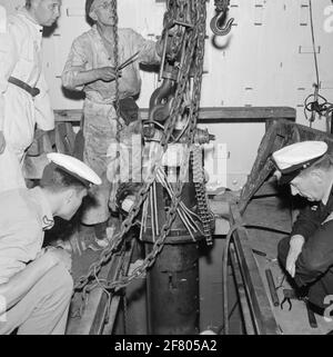 Foto während der Renovierung des Kreuzers HR.Ms. Die sieben Provinzen (1954-1975) an der Rotterdamsche Drydok Maatschappij (RDM) auf der Heijplaat in Rotterdam. Mit dieser Renovierung wird das Terrier-Führungs-Waffensystem aufgebaut. Stockfoto