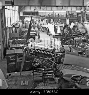 Montagehalle mit Bearbeitungsmaschinen für die Produktion von Flugzeug- und Flugzeugkomponenten im Flugzeugwerk Aviolaland um 1950. Verschiedene Flugzeuge für den Marine Air Shipping Service (MLD) und die Royal Netherlands Air Force (KUU) (Co-Part) wurden von Aviolaland gebaut und gewartet. Stockfoto