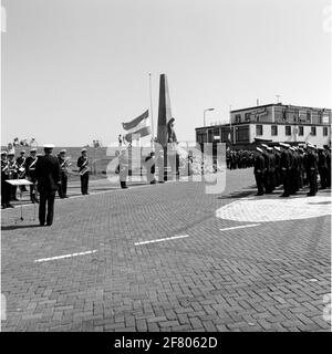 Gedenken an den Tod mit Kränzen auf dem Marinemonument am Havenplein in Den Helder im Mai 1990. Stockfoto