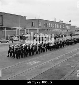 Am 5. September 1963 verflucht ein Gerüst des Marinehafens in Den Helder eine sehr große Gruppe neu benannter Offiziere. Nach der Zeremonie folgt eine Parade. Stockfoto