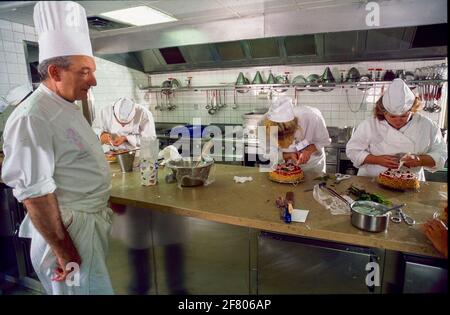 Paris, Frankreich, KLEINGRUPPEN, ausländische Studenten, „Cordon Bleue Cooking School“, französischer Küchenchef, der in der Küche arbeitet und Lehrer zusammen Vintage arbeiten Stockfoto