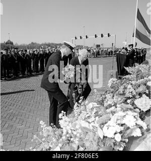 Gedenken an den Tod mit Kränzen auf dem Marinemonument am Havenplein in Den Helder im Mai 1990. Stockfoto