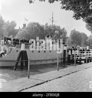 Marvas Schiffe an Bord von HR. Frau Hobein (1948-1973) für einen Besuch der Flottenwoche 1954 in Rotterdam. Der Hobein ist im Fährhafen / Yachthafen vertäut. Teil der Objektserie AVDKM 540191 bis 540201. Stockfoto