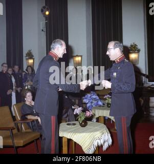 Abschiedsempfang durch den Kommandanten der Landstreitkräfte Generalleutnant G. IJsselstein, Prinzessin Julianakanne, Den Haag. Ein Generalmajor schüttelt die abgehende Generalhand. Stockfoto