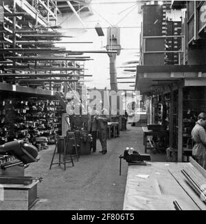 Montagehalle und Lager für Flugzeuge und Flugzeugteile im Flugzeugwerk Aviolaland um 1950. Verschiedene Flugzeuge für den Marine Air Shipping Service (MLD) und die Royal Air Force (KLU) (Co-Part) wurden von Aviolaland gebaut. Stockfoto
