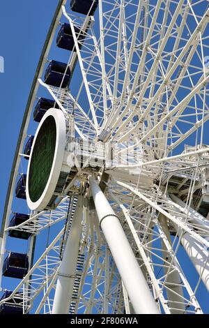 Chicago, Illinois, USA. Eine Nahaufnahme des Centennial Wheel, des Riesenrads am Chicagoer Navy Pier, das 2016 für die Öffentlichkeit geöffnet wurde. Stockfoto