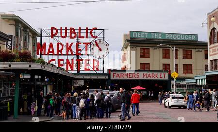 Viele Touristen im Public Market Center in Seattle, Washington, USA. Stockfoto