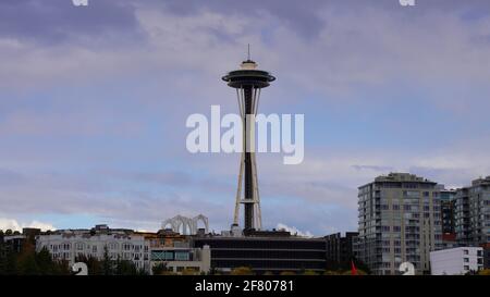 Der Space Needle Tower hebt sich von anderen Gebäuden in Seattle, Washington, USA, unter bewölktem Himmel ab. Stockfoto