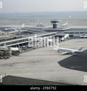Eine Douglas DC-9 der skandinavischen Fluggesellschaft SAS am Flughafen Schiphol. Stockfoto