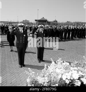 Gedenken an den Tod mit Kränzen auf dem Marinemonument am Havenplein in Den Helder im Mai 1990. Stockfoto