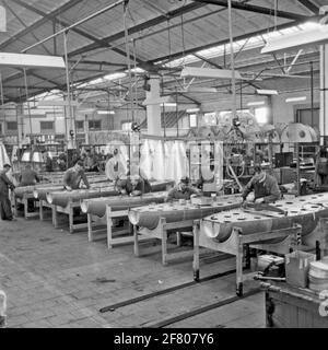 Eine Montagehalle des Flugzeugwerks Aviolaland in Papendrecht um 1950, in der verschiedene Flugzeuge für den Marine Air Shipping Service (MLD) und die Royal Netherlands Air Force (KLU) (in einem Teil) gebaut und gewartet wurden. Stockfoto