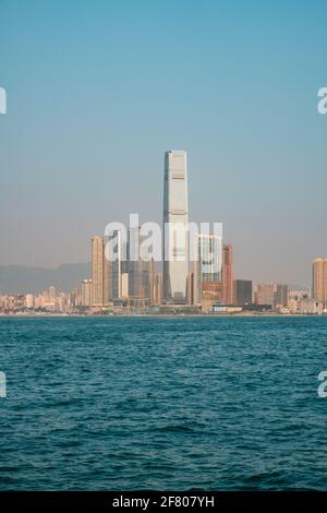 Hongkong, Kowloon Skyline, Küstenansicht von Hong Kong Island Stockfoto