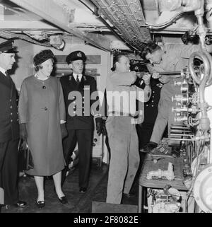 Prinzessin Beatrix bringt einen einführenden Besuch in verschiedenen Teilen der Royal Navy mit. Auf dem Gelände der Marinekazerne Amsterdam (MKAD) wird ein aufgezwungene Marineschiff besucht, das als Heimstätte für die technischen Schulungen der Königlichen Niederlande (Tokm) dient, wo die Prinzessin von einer technischen Abteilung der technischen Abteilung der Leutnant-Ter Sea of ​​the der 1. Technischen Abteilung betreut wird Klasse (LTZT 1). Stockfoto