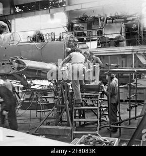 Montagehalle für Flugzeuge und im Flugzeugwerk Aviolaland um 1950. Verschiedene Flugzeuge für den Marine Aastery Service (MLD) und die Royal Netherlands Air Force (KLU) (Co-Part) wurden von Aviolaland gebaut und gewartet. Stockfoto