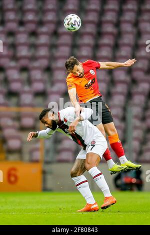 ISTANBUL, NIEDERLANDE - 10. APRIL: Jeremain Lens von Fatih Karagumruk, Sener Ozbayrakli von Galatasaray während des Super Lig-Spiels zwischen Galatasaray SK Stockfoto