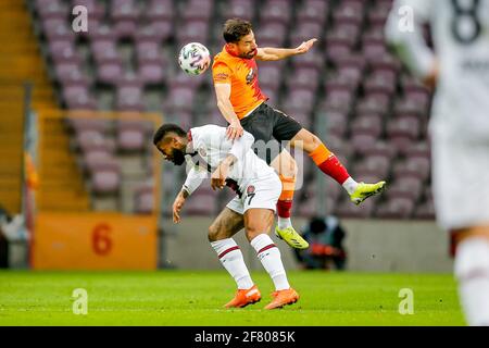 ISTANBUL, NIEDERLANDE - 10. APRIL: Jeremain Lens von Fatih Karagumruk, Sener Ozbayrakli von Galatasaray während des Super-Lig-Spiels zwischen Galatasaray SK und Fatih Karagumruk im Stadion Turk Telekom Stadyumu am 10. April 2021 in Istanbul, Niederlande (Foto von /Orange Picles) Stockfoto