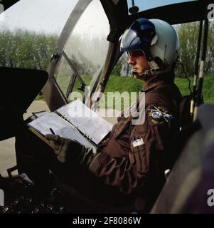 Flieger und Armeeflieger in einem Bölkow B-105C Hubschrauber von 299 Squadron in der Nähe von Blomberg, Westdeutschland. Der Flieger ist Vizeleutnant H. (hajo) Veenstra und der Luftwächter der Armee ist Reserveleutnant J.P.M. Füllung. Stockfoto