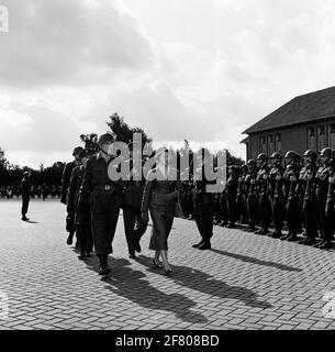 Prinzessin Irene besucht das Wardregiment Fuselers 'Prinzessin Irene' in der Frederik Hendrikkazerne in Vught. Die Prinzessin inspiziert einen Ehrengarde. Stockfoto