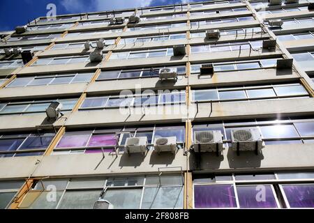 salvador, bahia, brasilien - 28. dezember 2020: Klimaanlagen sind an der Wand eines Geschäftsgebäudes im Comercio-Viertel in der zu sehen Stockfoto